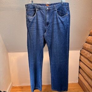 TOMMY BAHAMA JEANS.  Straight Leg. Medium wash. 65% Cotton • 35% Tencel. Size 42